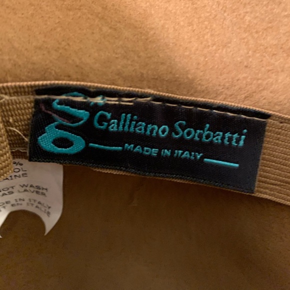 Vintage Italian velvet hat with feathers - Picture 4 of 4